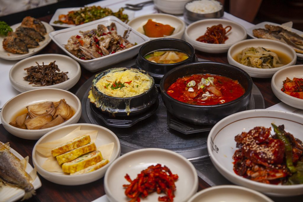 Free Korean Side Dishes (Banchan) Refills at Restaurants At this restaurant, the other banchan (반찬) on the table can be refilled. The steamed egg (계란찜), kimchi jjigae (김치찌개), and doenjang jjigae (된장찌개) in the center, along with the croaker (조기), are not refillable.