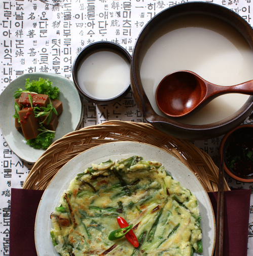 Pajeon is served with makgeolli, a traditional Korean rice wine.
