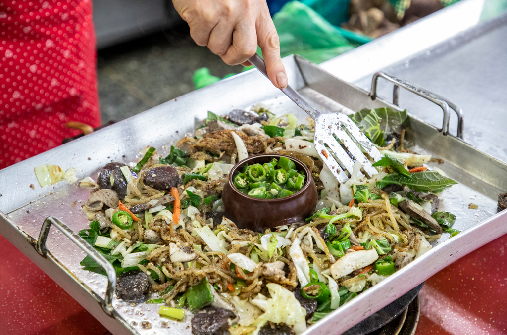 Sundae bokkeum is stir-fried with sundae, cabbage, perilla leaves, and other vegetables in a mild, savory seasoning.
