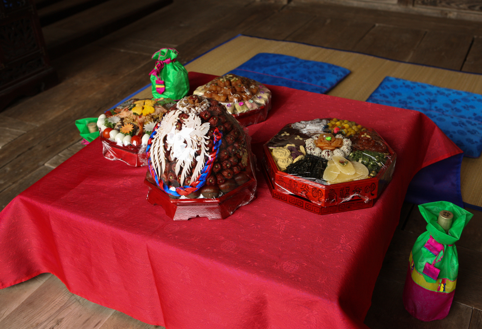 The large arrangement of jujubes in the center is a traditional part of the Korean pyebaek wedding ceremony.