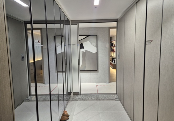 A typical Korean apartment entrance, known as the hyeongwan (현관), separates the outdoor area from the main living space. The entrance has a separate floor area where residents take off their shoes before entering the home.
