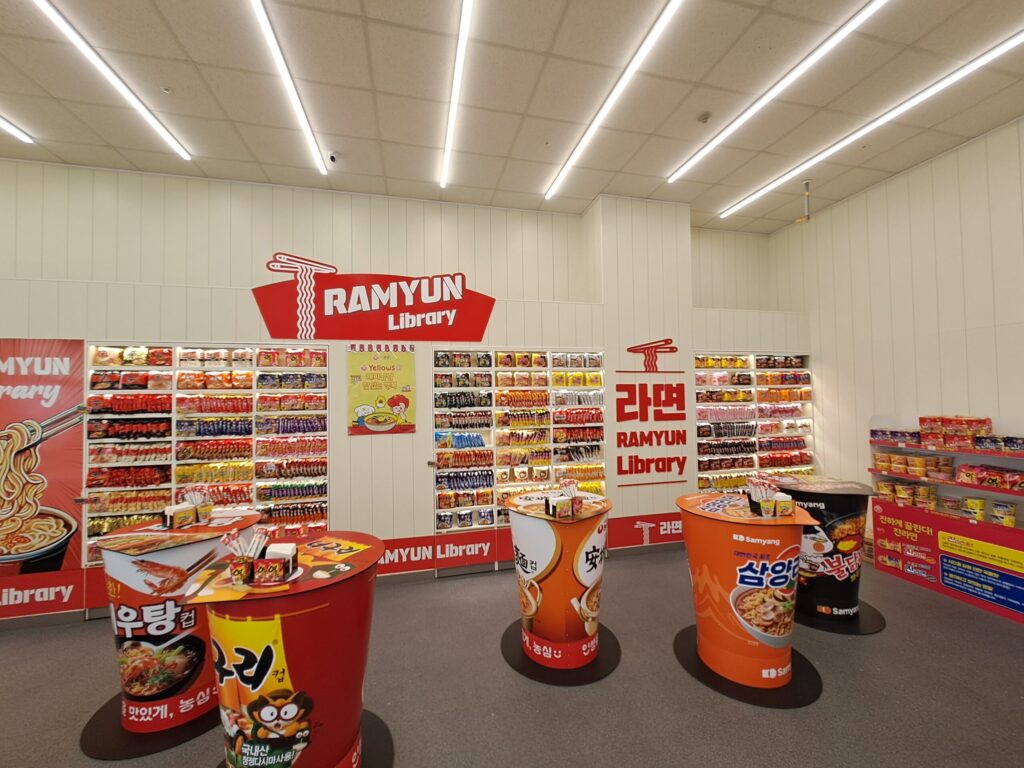 Hangang Ramen (한강라면): A Unique Korean Convenience Store Experience 라면라이브러리